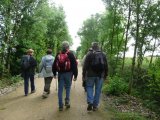 Un parcours plat bordé d'arbres, parfaitement sécurisé.