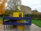 Devant le moulin, la Villa Motte : espace pour enfants construit selon une architecture qui rappelle celle de Le Corbusier.