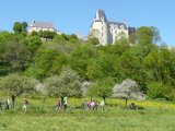 Après le bain de boue : les pommiers, les fleurs et le château qui nous attend là-haut...