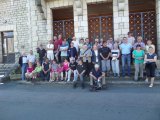 Sur les marches de la mairie avec nos amis corréziens