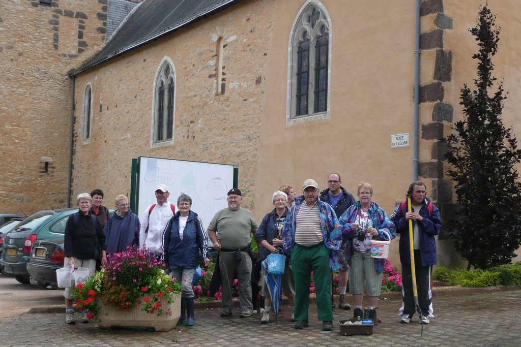 Baliseurs et élus prêts à oeuvrer pour les chemins de randonnée.