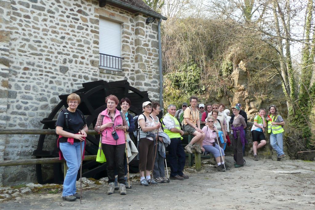 Le groupe devant le moulin de Trotté