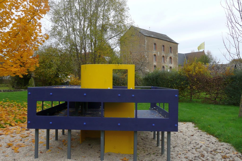 Devant le moulin, la Villa Motte : espace pour enfants construit selon une architecture qui rappelle celle de Le Corbusier.