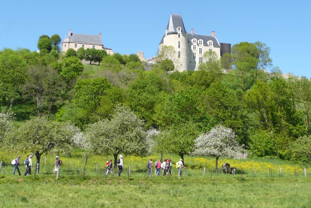 Après le bain de boue : les pommiers, les fleurs et le château qui nous attend là-haut...