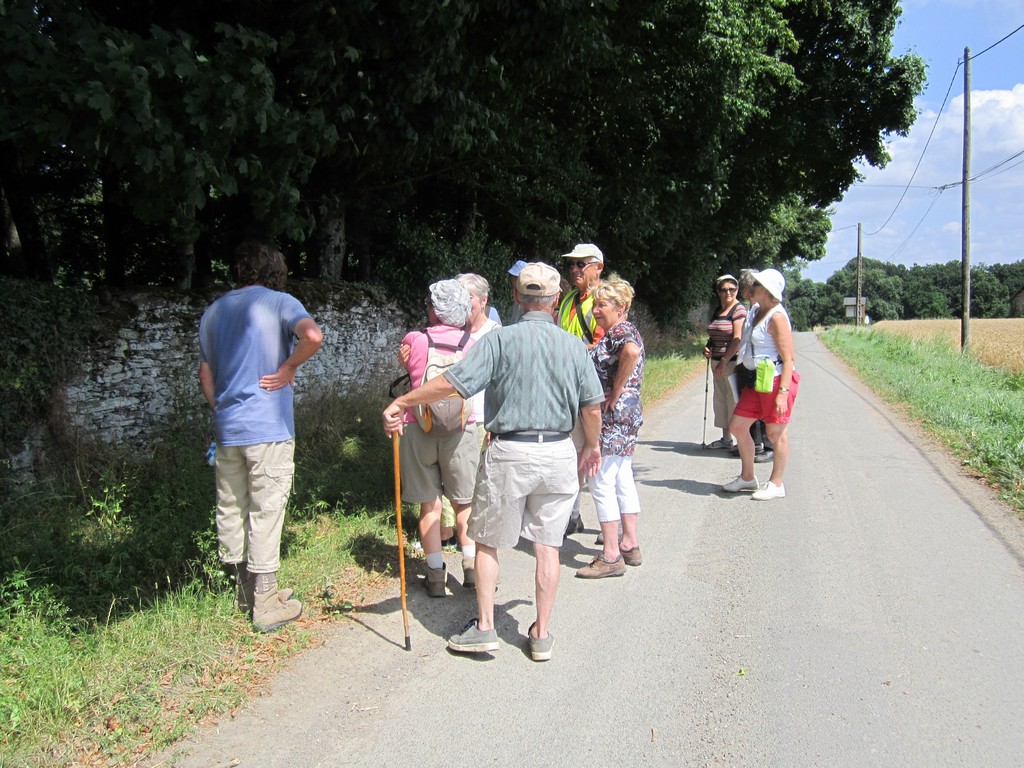 Devant le château de Courtemanche et son enceinte de moellons d'ardoise