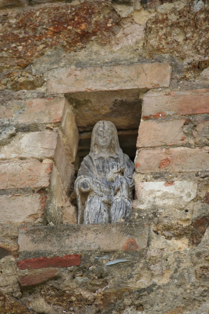 Statue de bois sur les bâtiments de l'ancien Hôtel de Normandie.